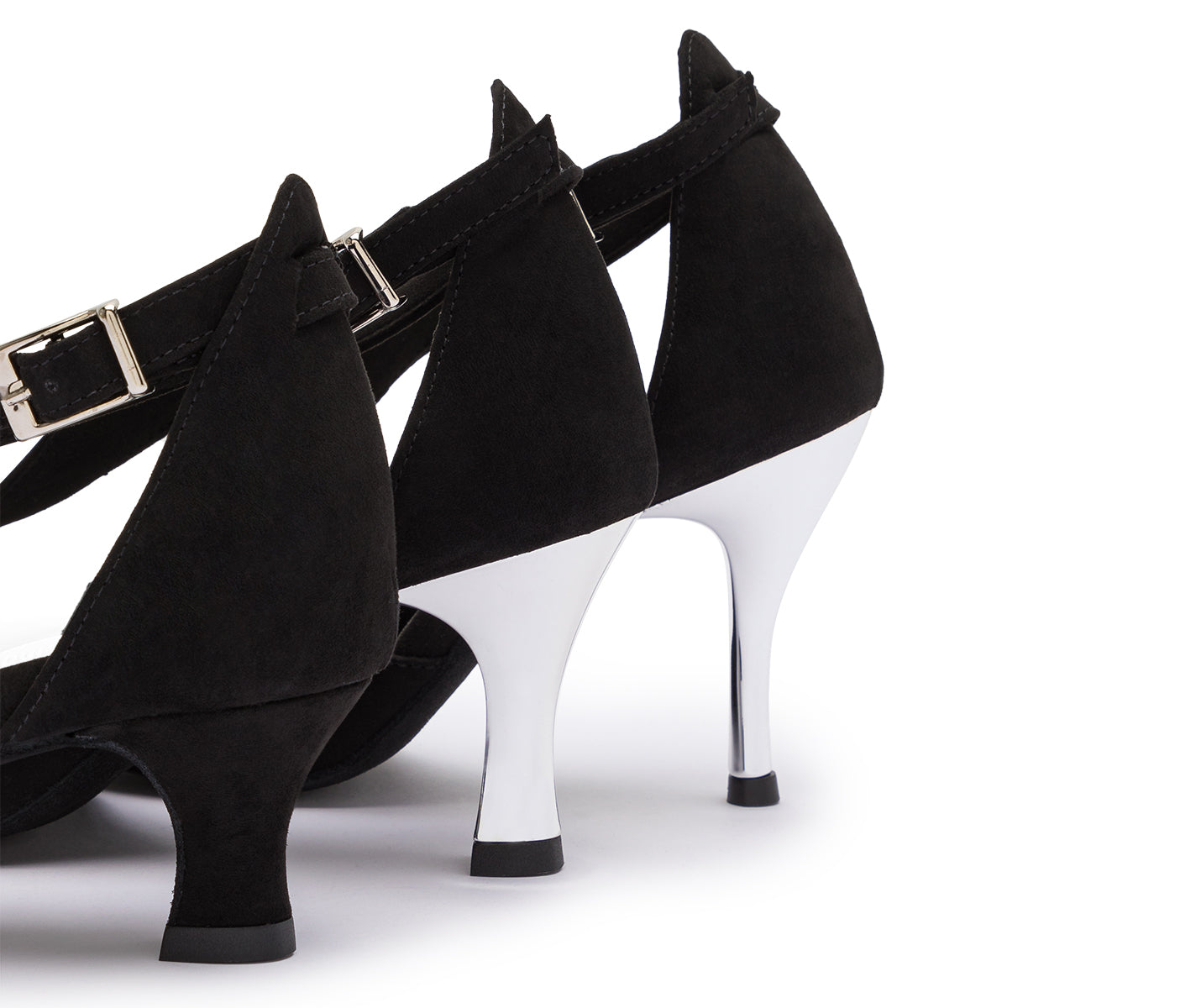 Schwarze DQ1001 Tanzschuhe von Dancing Queens mit silbernen Stilettos und bequemen Fesselriemchen auf weißem Untergrund.